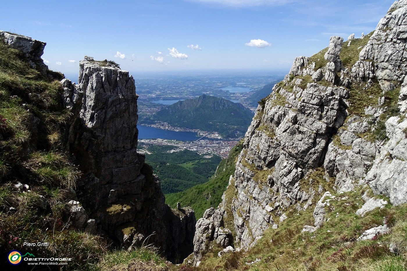 56 Vista sui laghi di Lecco e Monte Barro.JPG -                                